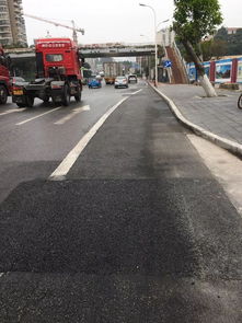 抢抓阴晴天气,市公路养护中心抓紧修补病害路面