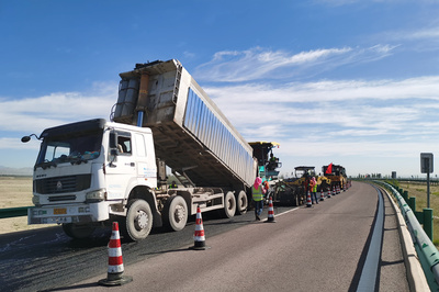 乌银高速养护项目路面摊铺顺利进行