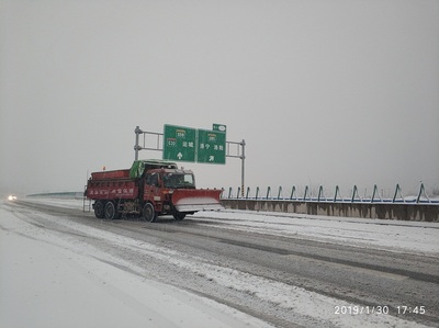 省高速公路实业豫西养护中心全力以赴做好除雪保通工作