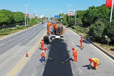 枣阳市公路养护中心:战高温斗酷暑 确保道路安全畅通