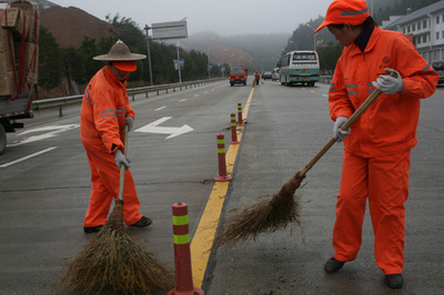 开化公路段全员上路养护公路保畅通