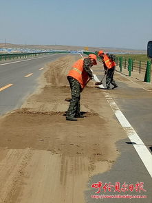清理路面积沙 消除安全隐患