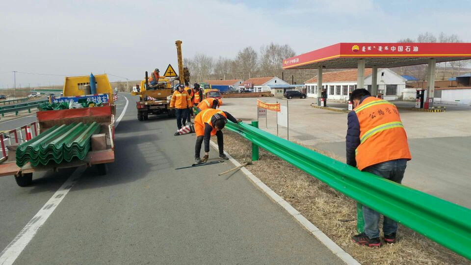 那吉屯公路养护管理处"五一"期间公路养护作业不停歇_呼伦.