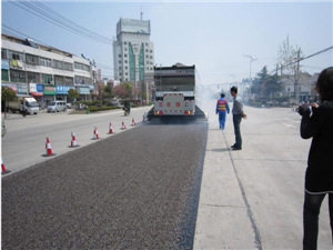 供应石同步封层车公路养护车8-12吨重汽豪沃沥青喷洒工程车厂家