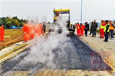 神奇!“再生列车”驶过破旧路面,“秒变”崭新