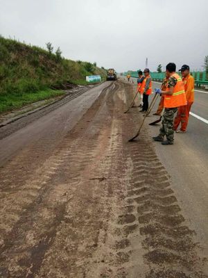 那吉屯公路养护管理处养护职工奋力抢修水毁 保畅通